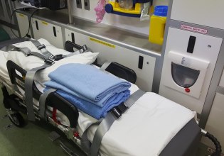 Αλεξανδρούπολη: Άνοιξε πόρτα ασθενοφόρου και έπεσε η ασθενής στον δρόμο – «Τίποτα σημαντικό» λέει η εταιρεία