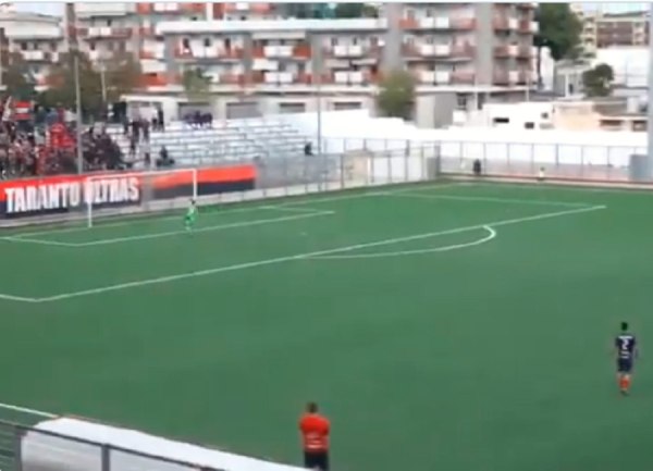 Απίστευτο γκολ στην Ιταλία: Πήγε να κάνει Fair Play και σκόραρε πίσω από τη σέντρα του γηπέδου! (vid)