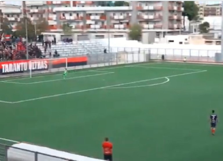 Απίστευτο γκολ στην Ιταλία: Πήγε να κάνει Fair Play και σκόραρε πίσω από τη σέντρα του γηπέδου! (vid)