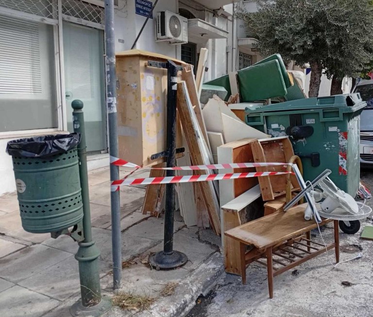 Στα όρια του δήμος της Αττικής από την ανεξέλεγκτη απόρριψη ογκωδών απορριμμάτων στους δρόμους