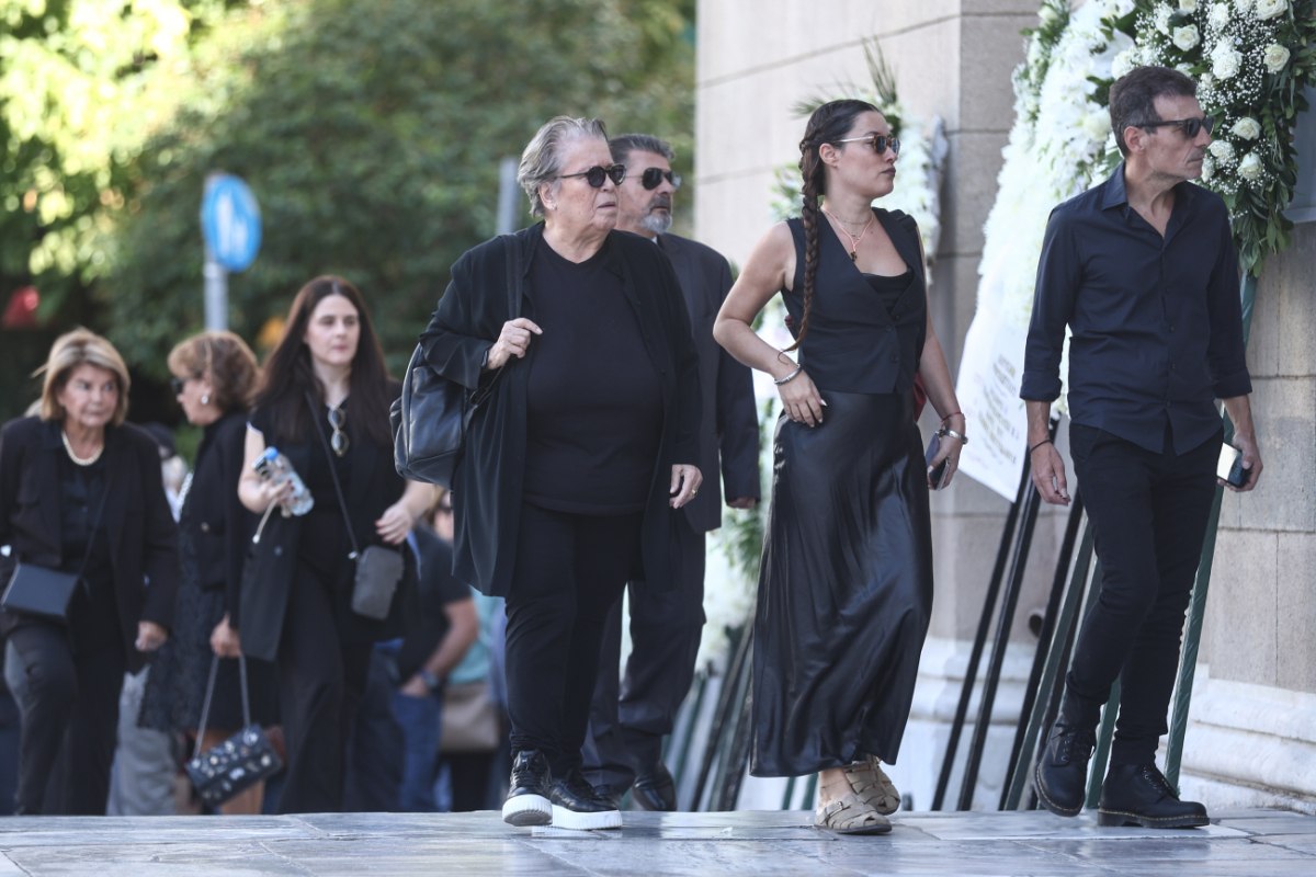 Διονύσης Σαββόπουλος: «Ένωσες τα κομμάτια μας» – Συγκλονιστικοί επικήδειοι από Ιωαννίδη, Φασουλή και Γαλάνη