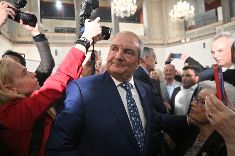 «Αλλού βαρούν τα όργανα και αλλού χορεύει η νύφη»