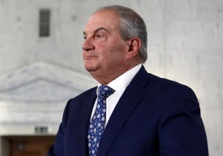 Ο Καραμανλής πυροβόλησε, ο Σαμαράς χειροκρότησε, και το Μαξίμου σε… πανικό