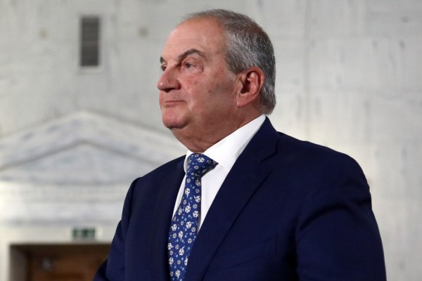 Ο Καραμανλής πυροβόλησε, ο Σαμαράς χειροκρότησε, και το Μαξίμου σε… πανικό