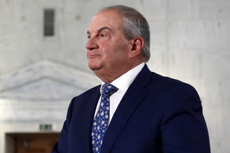 Ο Καραμανλής πυροβόλησε, ο Σαμαράς χειροκρότησε, και το Μαξίμου σε… πανικό