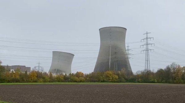 Γερμανία: Κατεδαφίστηκαν με ελεγχόμενες εκρήξεις οι πύργοι πρώην πυρηνικού εργοστασίου – Βίντεο