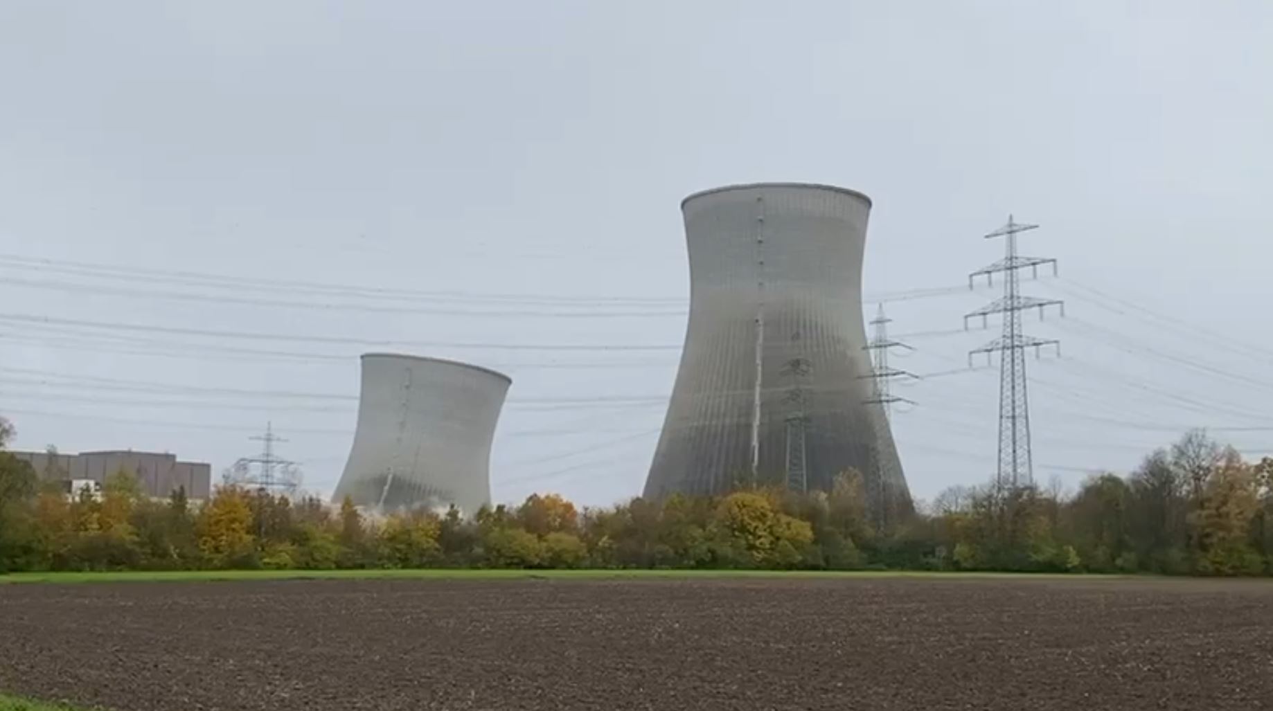 Γερμανία: Κατεδαφίστηκαν με ελεγχόμενες εκρήξεις οι πύργοι πρώην πυρηνικού εργοστασίου – Βίντεο