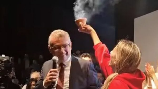 Κατεχόμενα: Ερωτήματα προκαλεί η εικόνα με τη γυναίκα που λιβανίζει τον Ερχιουρμάν