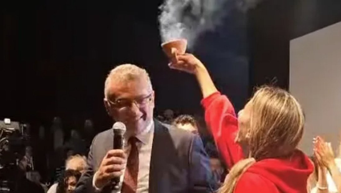 Κατεχόμενα: Ερωτήματα προκαλεί η εικόνα με τη γυναίκα που λιβανίζει τον Ερχιουρμάν