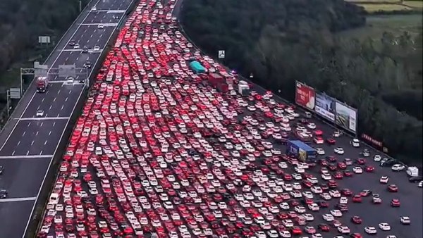 Εξωπραγματικό μποτιλιάρισμα στην Κίνα: Χιλιάδες αυτοκίνητα κολλημένα στην κίνηση για… πάνω από 24 ώρες