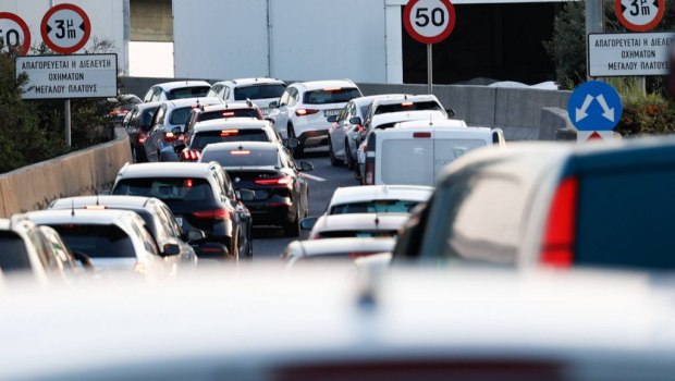 Κίνηση στους δρόμους: Έπεσε τσιμέντο στην Αττική Οδό – Καθυστερήσεις στην έξοδο για Λαμία