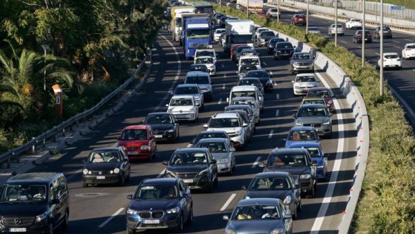 Κίνηση στους δρόμους: Μποτιλιάρισμα στον Κηφισό – Καθυστερήσεις και στην Αττική Οδό λόγω τροχαίου