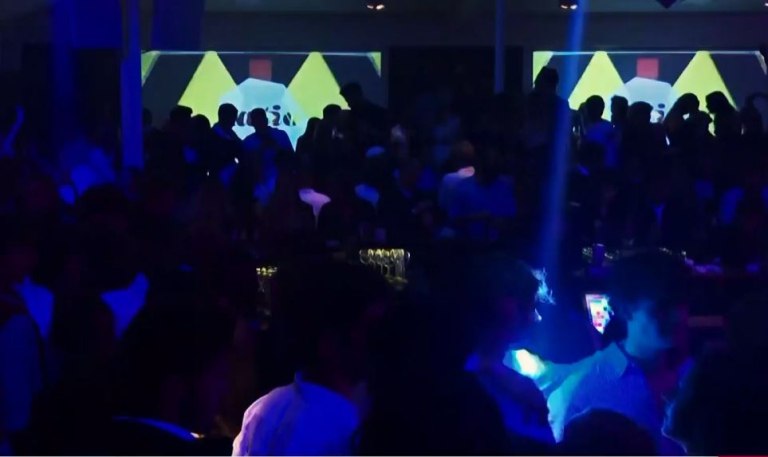 Σε μάστιγα εξελίσσεται η κατανάλωση αλκοόλ από ανήλικους – «Μας δίνουν χωρίς να ελέγχουν ταυτότητα» λένε μαθητές