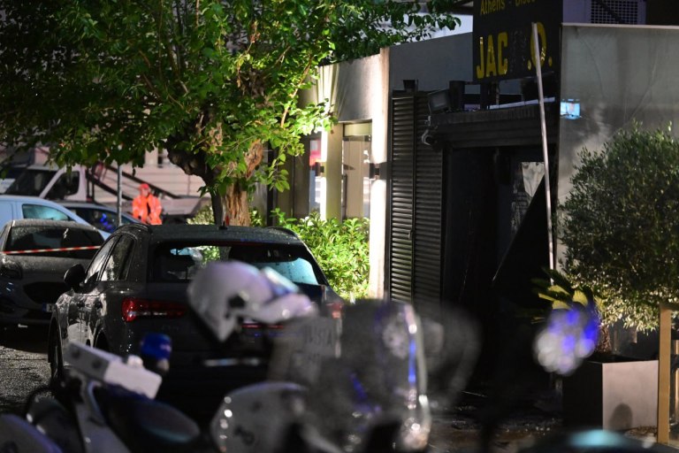 Ισχυρή έκρηξη σε ντισκοτέκ στη Μιχαλακοπούλου – Άγνωστοι πέταξαν εκρηκτικό μηχανισμό