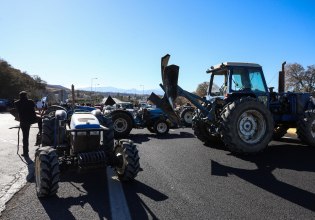 Κρήτη: Κλειστός ο ΒΟΑΚ στο ύψος του Καρτερού από αγροκτηνοτρόφους – Αποφάσισαν να διανυκτερεύσουν