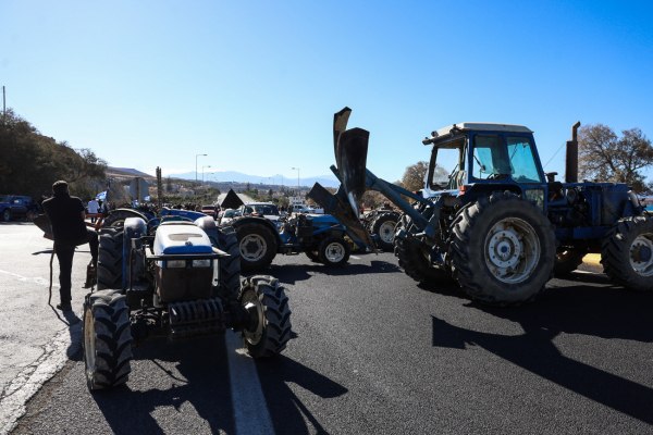 Κρήτη: Κλειστός ο ΒΟΑΚ στο ύψος του Καρτερού από αγροκτηνοτρόφους – Αποφάσισαν να διανυκτερεύσουν
