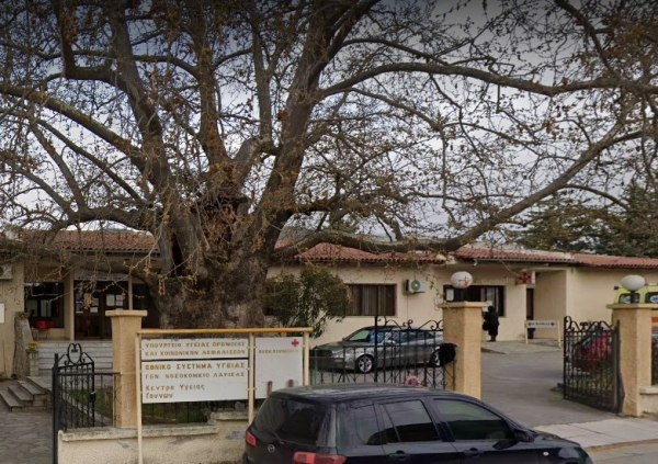 Λάρισα: Πέθανε έξω από κέντρο υγείας 47χρονη γυναίκα κατά τη μεταφορά της λόγω ξαφνικών πόνων