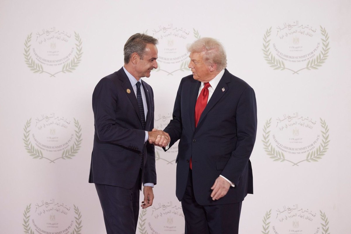 Για ένα πουκάμισο αδειανό, για μια φωτογραφία με τον Τραμπ