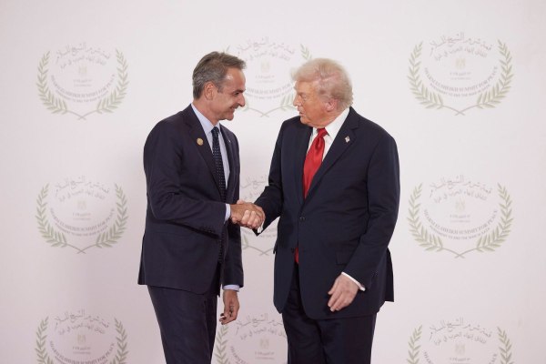 Για ένα πουκάμισο αδειανό, για μια φωτογραφία με τον Τραμπ