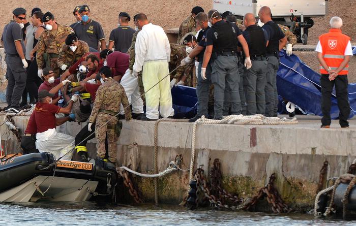 Λαμπεντούζα: Δύο μετανάστες νεκροί  – Δεκάδες διασωθέντες σε επιχείρηση της ακτοφυλακής