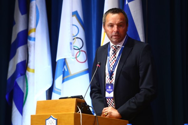 Ο Λανουά κρύφτηκε και έβγαλε στη σέντρα τους διαιτητές