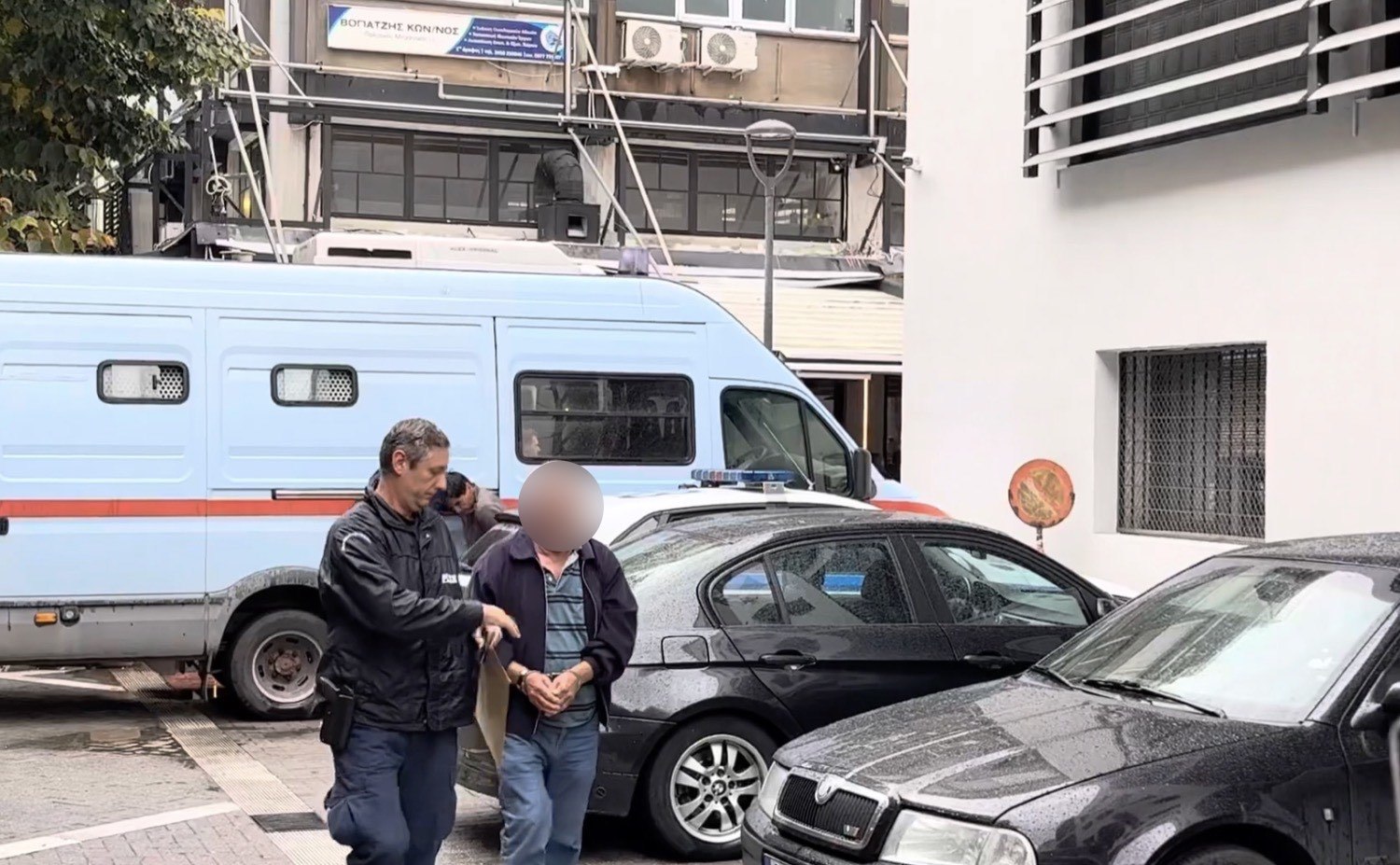 εικόνα που δείχνει τον 77χρονο συλληφθέντα να προσαγάγεται στην ανακρίτρια το μεσημέρι της Πέμπτης για να καταθέσει