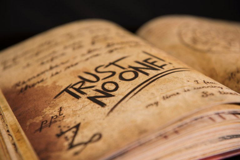 Στον βυθό η εμπιστοσύνη στους θεσμούς – Το 97% θεωρεί αρκετά ως πολύ διαδεδομένη τη διαφθορά στην Ελλάδα