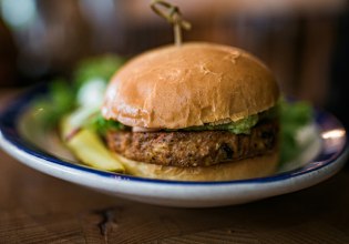 Vegan ναι, μπιφτέκια όχι – Να μη βαφτίζουμε «κρέας» τα φυτικά παρασκευάσματα προτείνει το Ευρωκοινοβούλιο