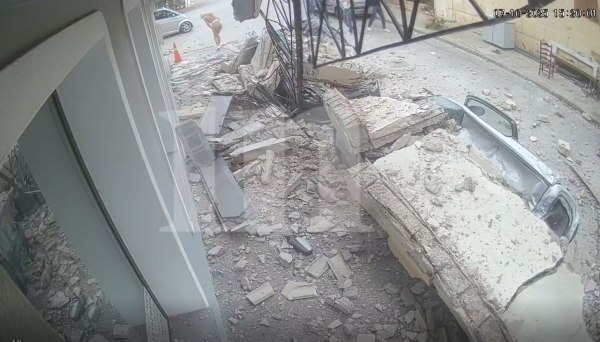 Λαύριο: Βίντεο – ντοκουμέντα από την κατάρρευση του μπαλκονιού