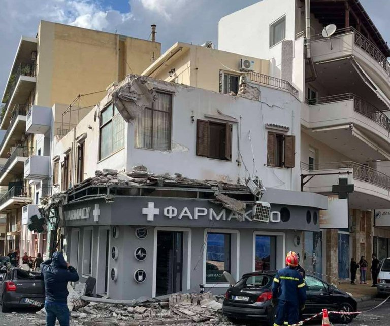 Κατέρρευσε μπαλκόνι στο Λαύριο – Μία γυναίκα τραυματίστηκε