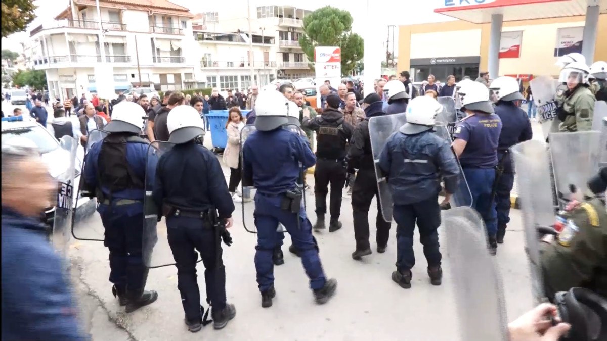 Λιβαδειά: Ένταση με αγρότες – Έσπασαν τον αστυνομικό κλοιό, «περικύκλωσαν» τον Κώστα Τσιάρα