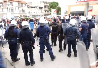 Λιβαδειά: Ένταση με αγρότες – Έσπασαν τον αστυνομικό κλοιό, «περικύκλωσαν» τον Κώστα Τσιάρα