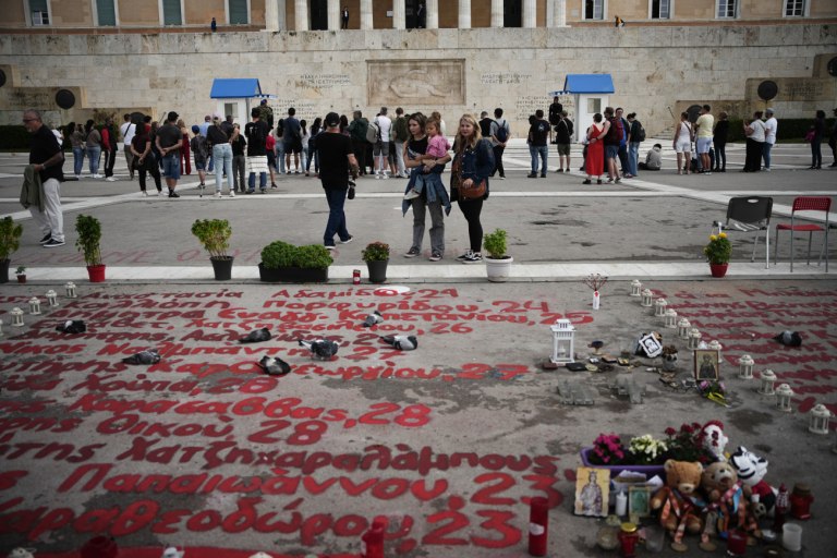 Τέμπη: «Δεν θα αφήσουμε τα ονόματα των δικών μας να σβηστούν» λένε συγγενείς για τον Άγνωστο Στρατιώτη