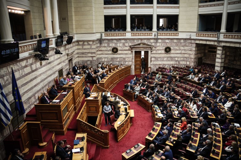 Βουλή: Ψηφίστηκε από την Ολομέλεια, με 158 «υπέρ» έναντι 109 «όχι», το εργασιακό νομοσχέδιο