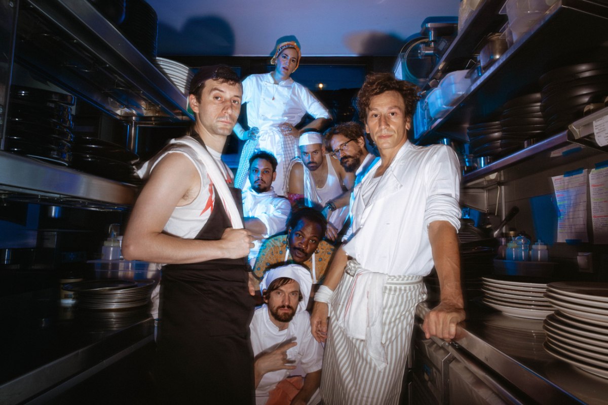 «Κάτι ψήνεται» στο Θέατρο Κιβωτός: Πρώτες Εικόνες από την «καυτή» Κουζίνα του Γιώργου Κουτλή με τον Μιχάλη Σαράντη