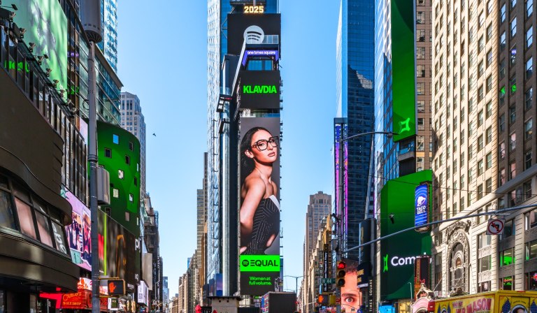 Η Klavdia έκανε «συντρίμμια» και την Times Square – H φήμη της έφτασε μέχρι τη Νέα Υόρκη