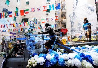 Η Νάπολι δεν ξεχνά και τιμά τον Μαραντόνα (pic)