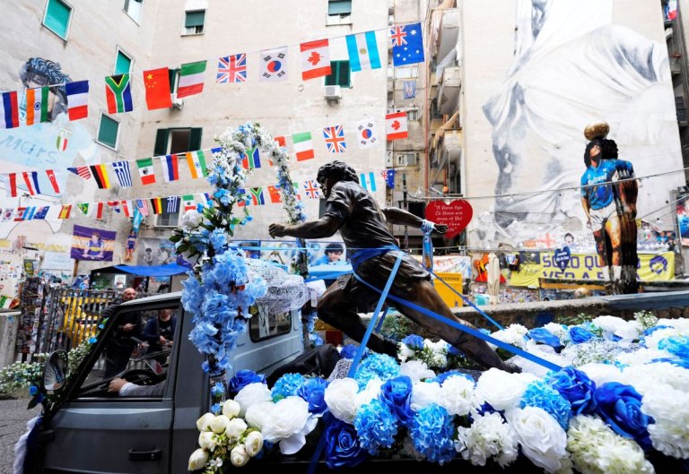 Η Νάπολι δεν ξεχνά και τιμά τον Μαραντόνα (pic)