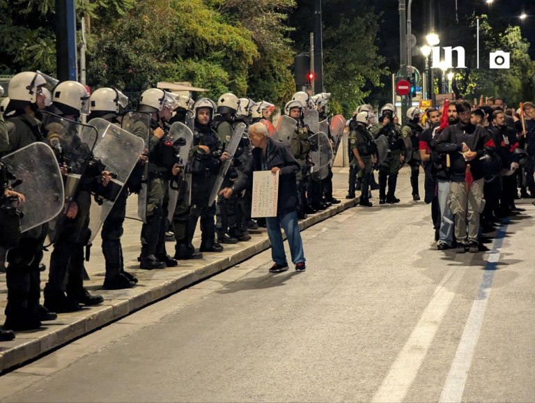 Πρεμιέρα της τροπολογίας: ΜΑΤ περικύκλωσαν τον Άγνωστο Στρατιώτη – Συγκέντρωση στο κέντρο της Αθήνας