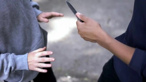 Τρίπολη: Ελεύθερος με περιοριστικούς όρους ο 13χρονος για τα μαχαιρώματα με συμμαθητή του – Τι λέει ο δικηγόρος του