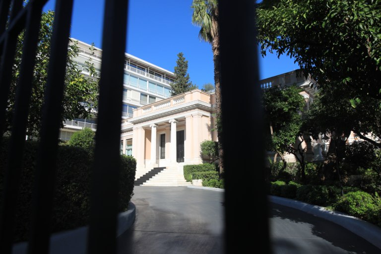 Το μετέωρο βήμα της κυβέρνησης – Αρρυθμίες, ΟΠΕΚΕΠΕ και τρία «σκιώδη» κόμματα