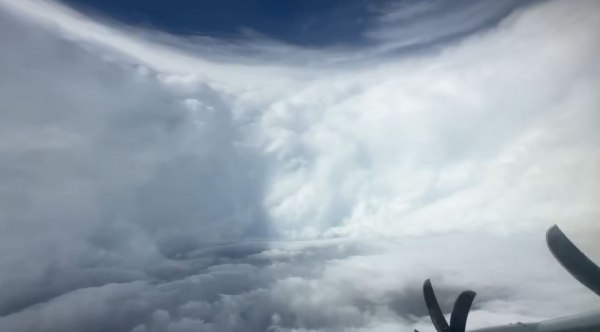 Εντυπωσιακό βίντεο από το μάτι του τρομακτικού τυφώνα κατηγορίας 5 Μελίσα