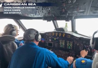 Στο «μάτι» του τυφώνα Μελίσα: Αναταράξεις που παγώνουν το αίμα – Βίντεο από κόκπιτ αεροσκάφους της ΝΟΑΑ