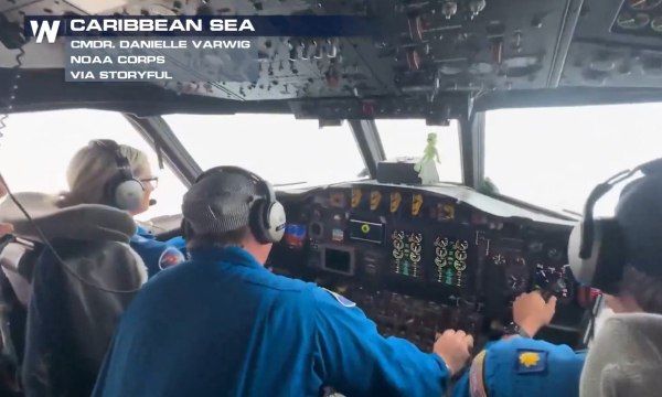 Στο «μάτι» του τυφώνα Μελίσα: Αναταράξεις που παγώνουν το αίμα – Βίντεο από κόκπιτ αεροσκάφους της ΝΟΑΑ