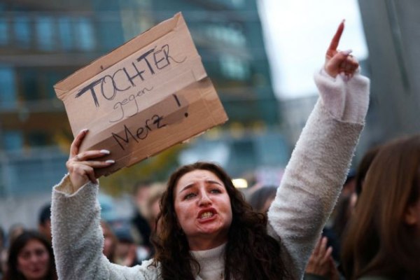 Γερμανία: Συγκέντρωση διαμαρτυρίας για τη δήλωση Μερτς περί «αστικού τοπίου» που επιβαρύνουν οι μετανάστες