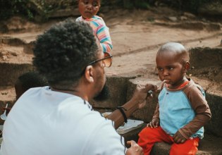Η ΕΕ μιμείται τον Τραμπ: Θα κόψει τη διεθνή βοήθεια για την υγεία «για να ενισχύσει την παρουσία της αλλού»