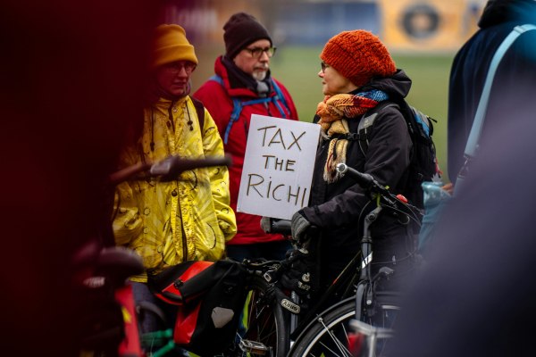 Ευρωβαρόμετρο: Πληρώνουν δίκαιο φόρο οι πλούσιοι; Χάσμα αντιλήψεων στην ΕΕ περί φορολογικής δικαιοσύνης