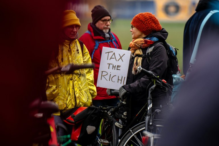 Ευρωβαρόμετρο: Πληρώνουν δίκαιο φόρο οι πλούσιοι; Χάσμα αντιλήψεων στην ΕΕ περί φορολογικής δικαιοσύνης