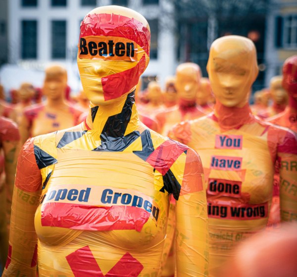 Το «εγχειρίδιο» του διπρόσωπου συντρόφου: Η βία κατά των γυναικών ξεκινά πιο νωρίς και πιο ύπουλα από όσο νομίζαμε