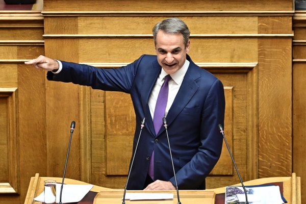 Κυρ. Μητσοτάκης: Αυταρχικός και διχαστικός για… την «προστασία» του μνημείου του Αγνώστου Στρατιώτη